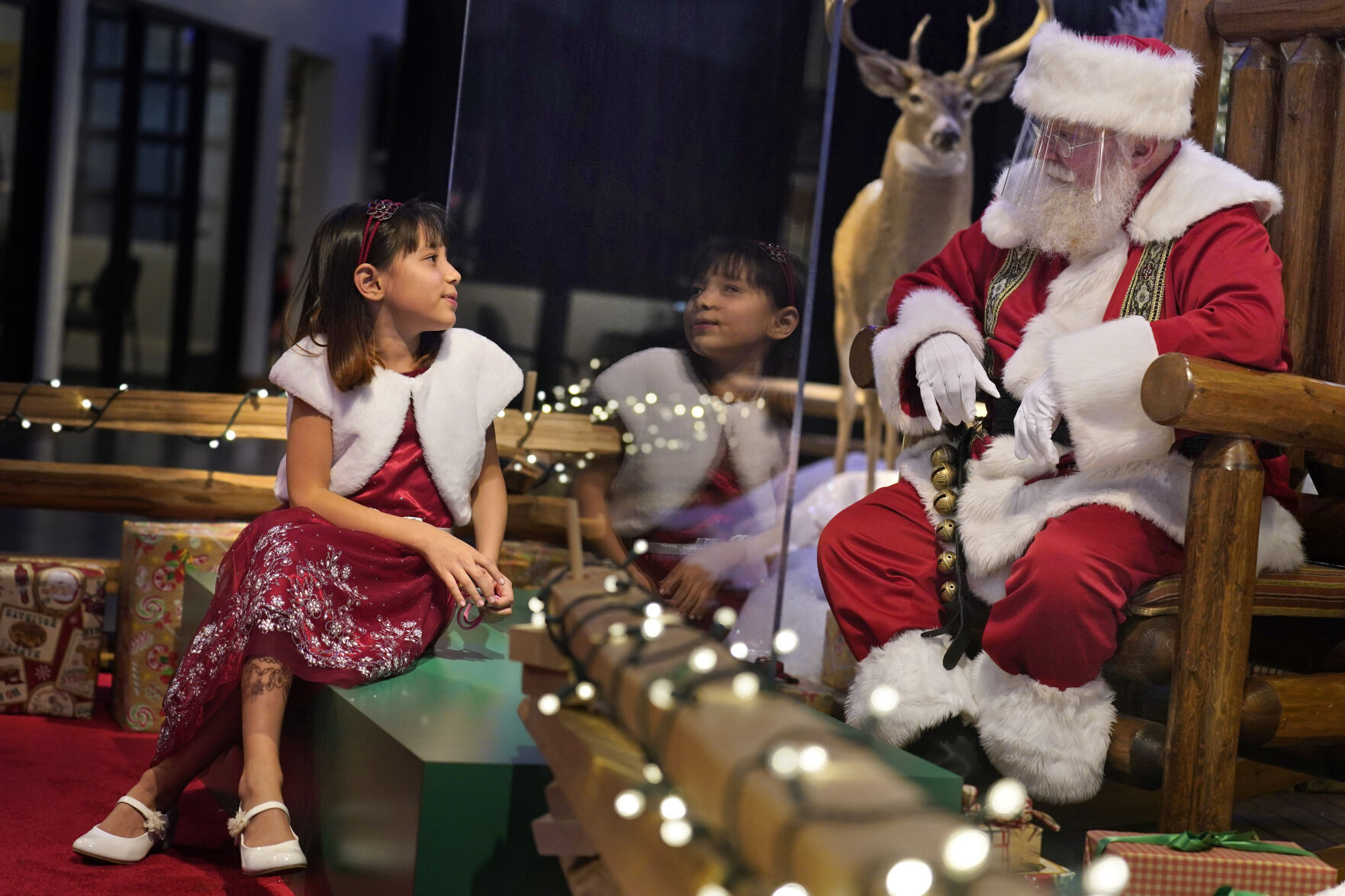 APTOPIX Virus Outbreak Mall Santas